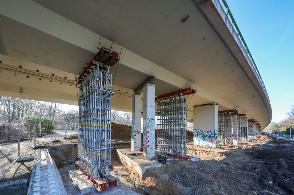 Stützen sichern die marode Agra-Brücke bei Leipzig.