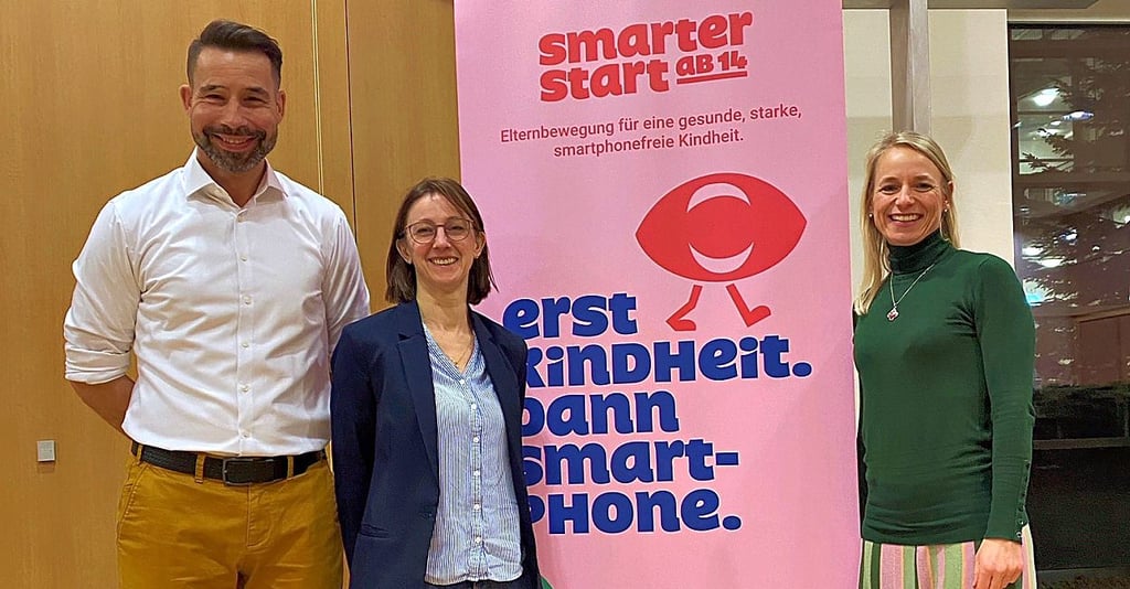 Bettina Höll (rechts) und Randolph Hoffmann von der Elterninitiative „Smarter Start ab 14“ machen sich zusammen mit Veronika Gründig, Unterstufenkoordinatorin am Liborius-Gymnasium, für ein Mindestalter zur  Nutzung von Smartphones und Social-Media stark. 