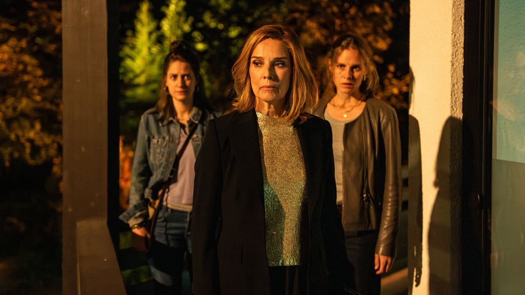 Karola (Désirée Nosbusch, Mitte) bietet den Schwestern Jana (Picco von Groote, rechts) und Verena (Bettina Burchard, links) an, sich um deren Vater zu kümmern.