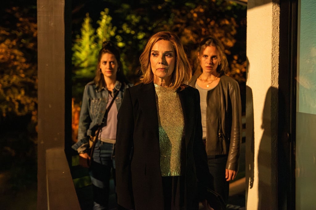 Karola (Désirée Nosbusch, Mitte) bietet den Schwestern Jana (Picco von Groote, rechts) und Verena (Bettina Burchard, links) an, sich um deren Vater zu kümmern.