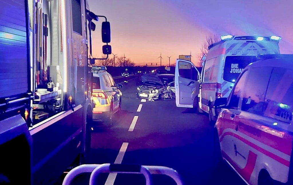 Polizei und Rettungskräfte waren nach dem Unfall auf der B 183 auf Höhe der Papierfabrik gefordert.