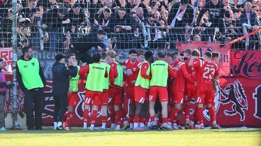 Halle feiert den Treffer gegen Chemie.