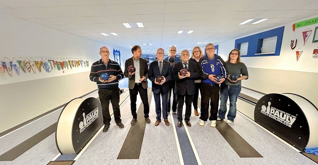 Nach monatelanger Bauphase versammeln sich Vereinsvertreter, Gäste und Sponsoren zur offiziellen Übergabe der modernisierten Kegelanlage.