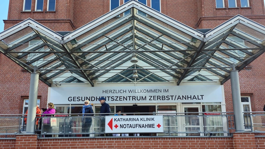 Unter dem Dach des Gesundheitszentrums Zerbst/Anhalt, einer hundertprozentigen Tochter des Landkreises Anhalt-Bitterfeld, besteht das Zerbster Krankenhaus jetzt als Katharina Klinik fort. 