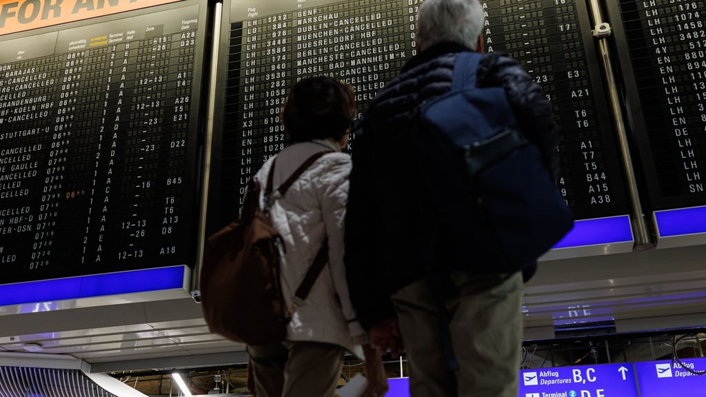 Reisende müssen bei Krisen ihre Rechte kennen: Pauschalreisende können bei außergewöhnlichen Umständen kostenfrei stornieren.