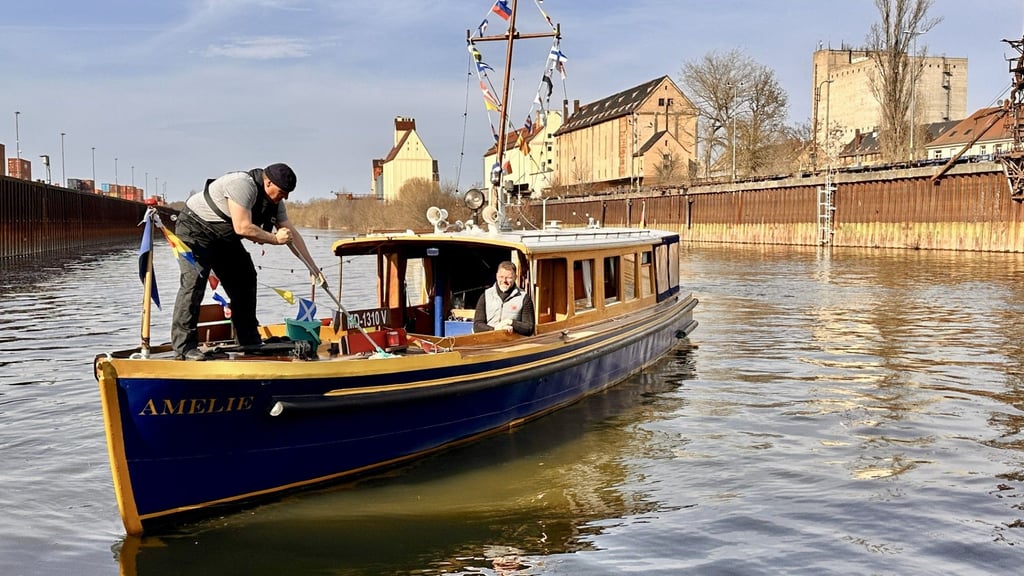 Im Hafen Trotha machten Steffen Kohlert (links) und Daniel Kroon das Salonboot Amelie fit für die Fahrt zum Giebichenstein.