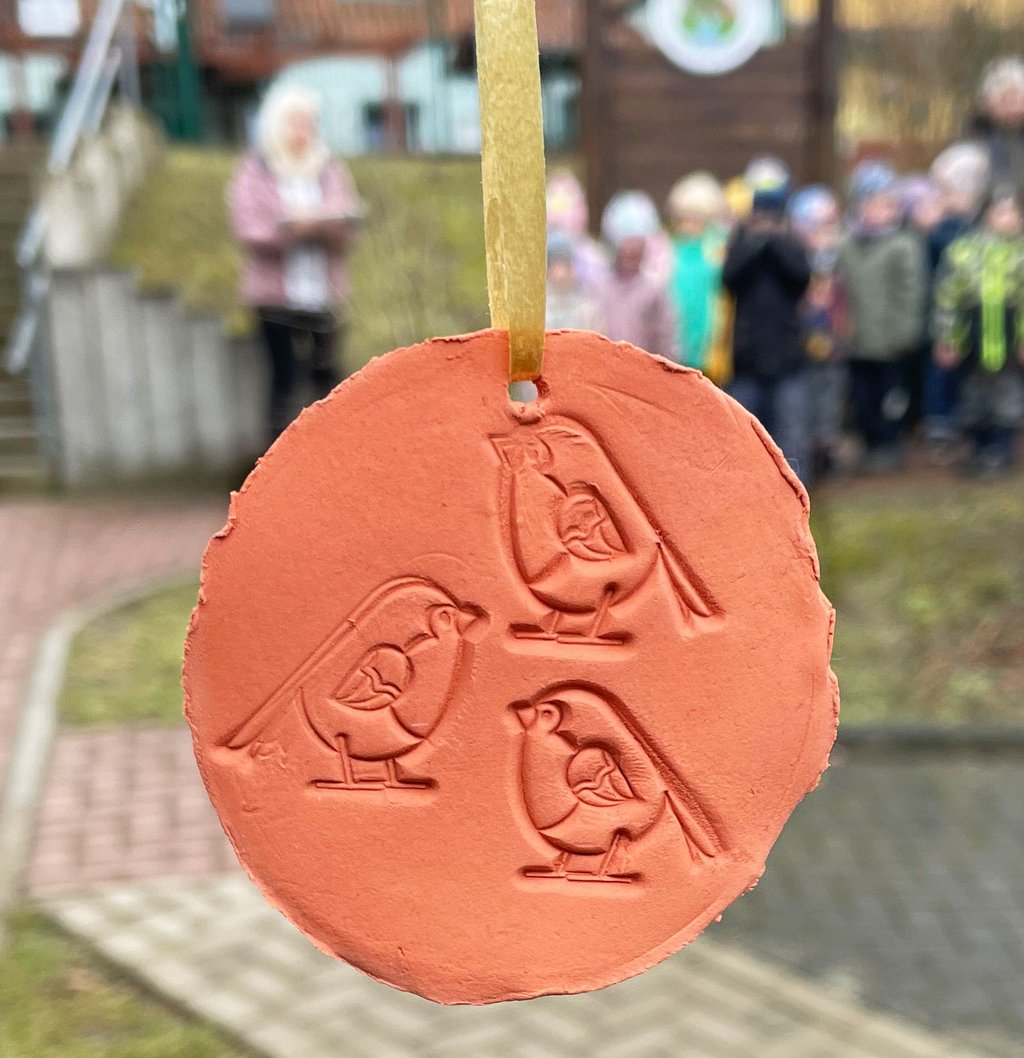 Liebevoll gestaltet: Die selbstgebastelten Medaillen der Kinder mit drei gestempelten Spatzen.