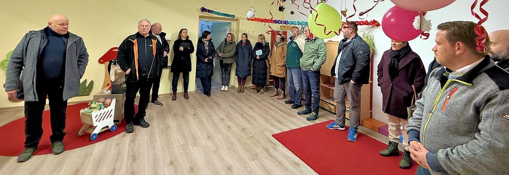 Kitabesichtigung in Cobbel: Der Sozialausschuss macht sich ein Bild von der Einrichtung.