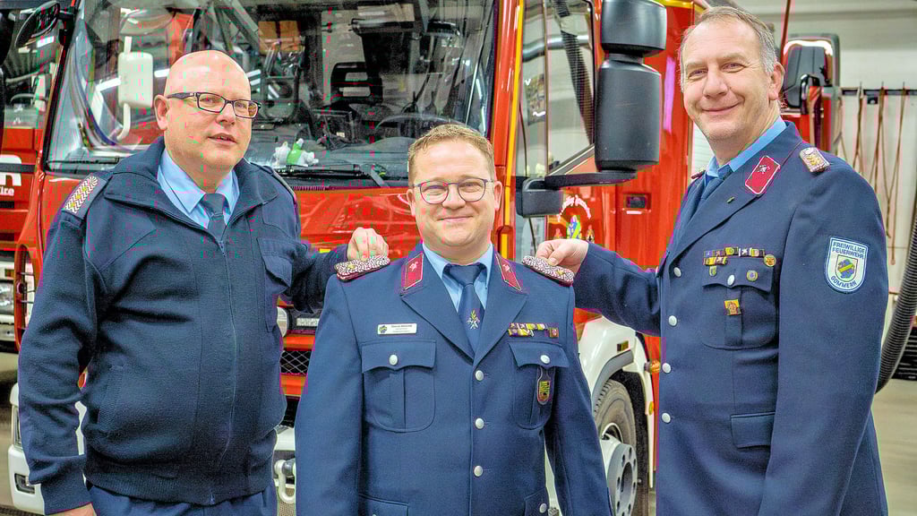 Ab sofort darf sich Gommerns Orts- und Stadtwehrleiter Steven Vonend als „Raupenträger“ bezeichnen. Dies ist eine scherzhafte Bezeichnung für die Schulterstücke eines Brandinspektors. In diesen Rang wurde er im Rahmen der Jahreshauptversammlung vom stellvertretenden Stadtwehrleiter Heiko Sauermilch (l.) und Gommerns Bürgermeister Jens Hünerbein – Mitglied der Führungsriege der FFW Gommern –  unter stehenden Ovationen befördert.