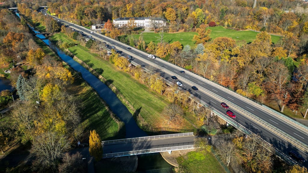 408 Stützen sichern marode Agrar-Brücke bei Leipzig. (Archivbild)