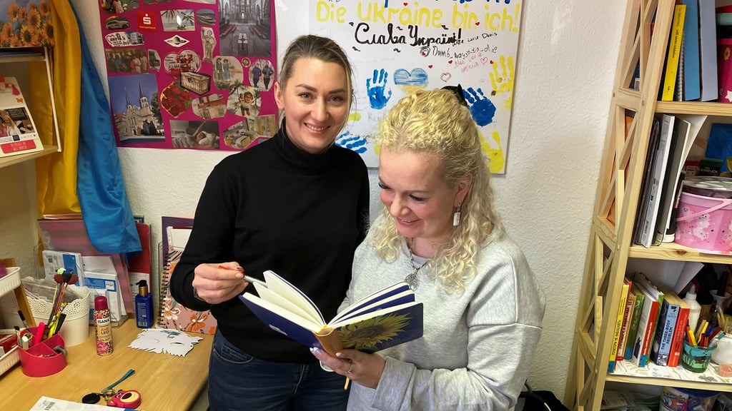 Inna Makovska (l.) und Yuliia Kopchak treffen sich im "Club Sonnenblume" in Quedlinburg. Hier haben Flüchtlinge aus der Ukraine einen Treffpunkt.