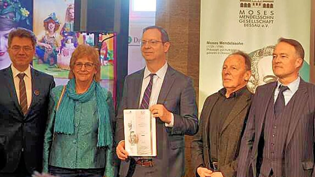 Freude bei Preisträger Michah Gottlieb (M.) und Vertretern von  Stadt und der Moses Mendelssohn Stiftung bei der Ehrung im Anhaltischen Theater Dessau. 