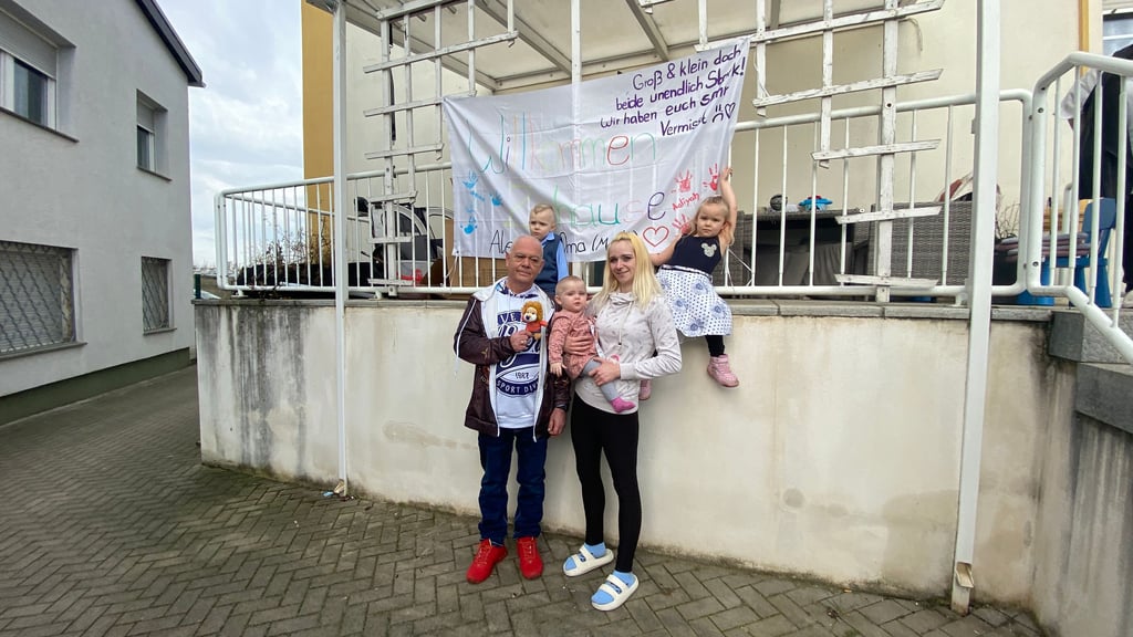 Die an Krebs erkrankte Alessia (1 Jahr und 3 Monate) aus Staßfurt mit Mutter Sarah Vetterlau (27), Dirk Schulze (60, „Blaue Nase hilft“) und den Geschwistern, Noah (3) und Aaliyah (4).