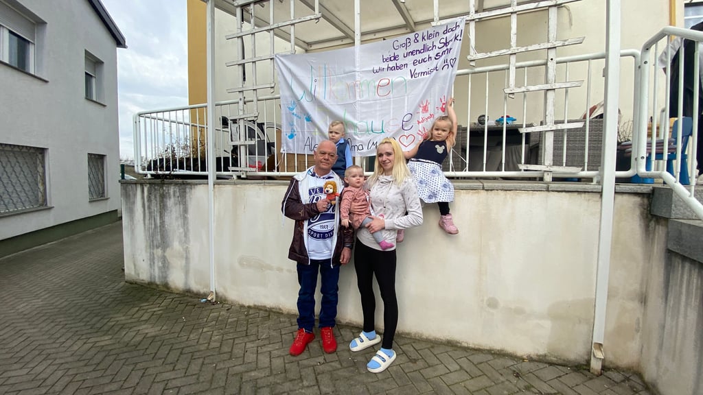 Alessia (1 Jahr und 3 Monate) mit Mutter Sarah Vetterlau (27), Dirk Schulze (60, „Blaue Nase hilft“) und den Geschwistern, Noah (3) und Aaliyah (4).