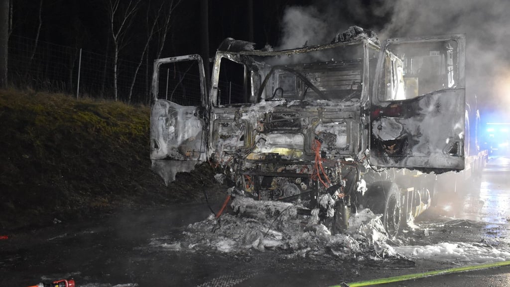 Der 59-Jährige Fahrer des Lkws lenkte sein Fahrzeug nach einem lauten Knall geistesgegenwärtig auf den Standstreifen. Kurze Zeit später stand das gesamte Fahrzeug in Flammen.