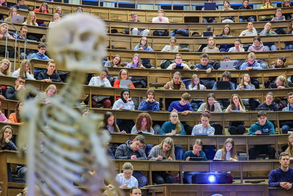 17 Medizin- und vier Zahnmedizinstudienplätze an der Universität Jena werden ab Herbst für eine Landarztquote reserviert. (Symbolbild)