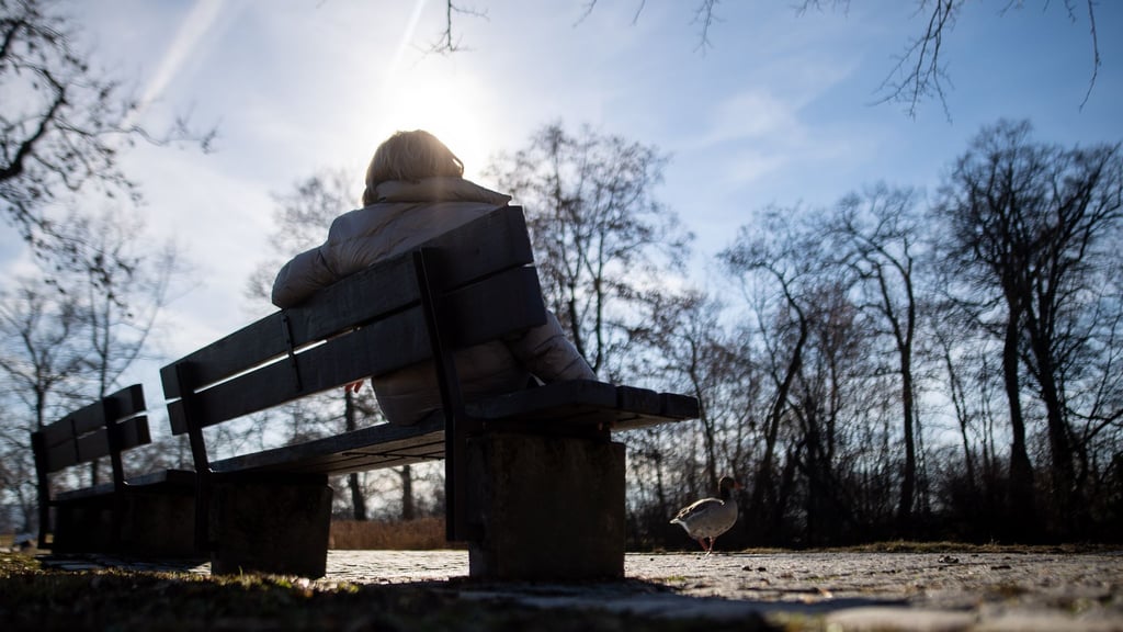 Frühjahrssonne nicht unterschätzen: Auch bei kühlen Temperaturen kann die UV-Strahlung stark sein und Schutz erfordern.