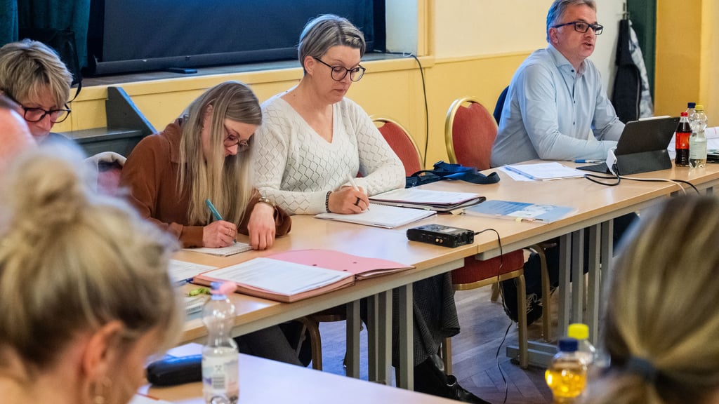 Beschlossenes Abwahlverfahren: Monika Ludwig soll nicht länger Bürgermeisterin der VG An der Finne sein. Doch es gibt Kritik am Verlauf der Ratssitzung in Eckartsberga.