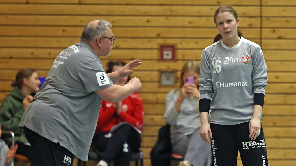 Torwarttrainer Renee Rettke hatte für Luka Annina Haase noch einige gute Hinweise parat, am Ende freuten sich beide über Paraden und den Sieg.