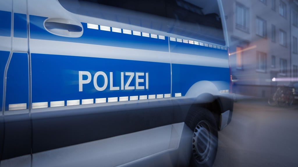 Der Tatverdächtige stellte sich nach einer Fahndung auf einer Polizeiwache. (Symbolbild)