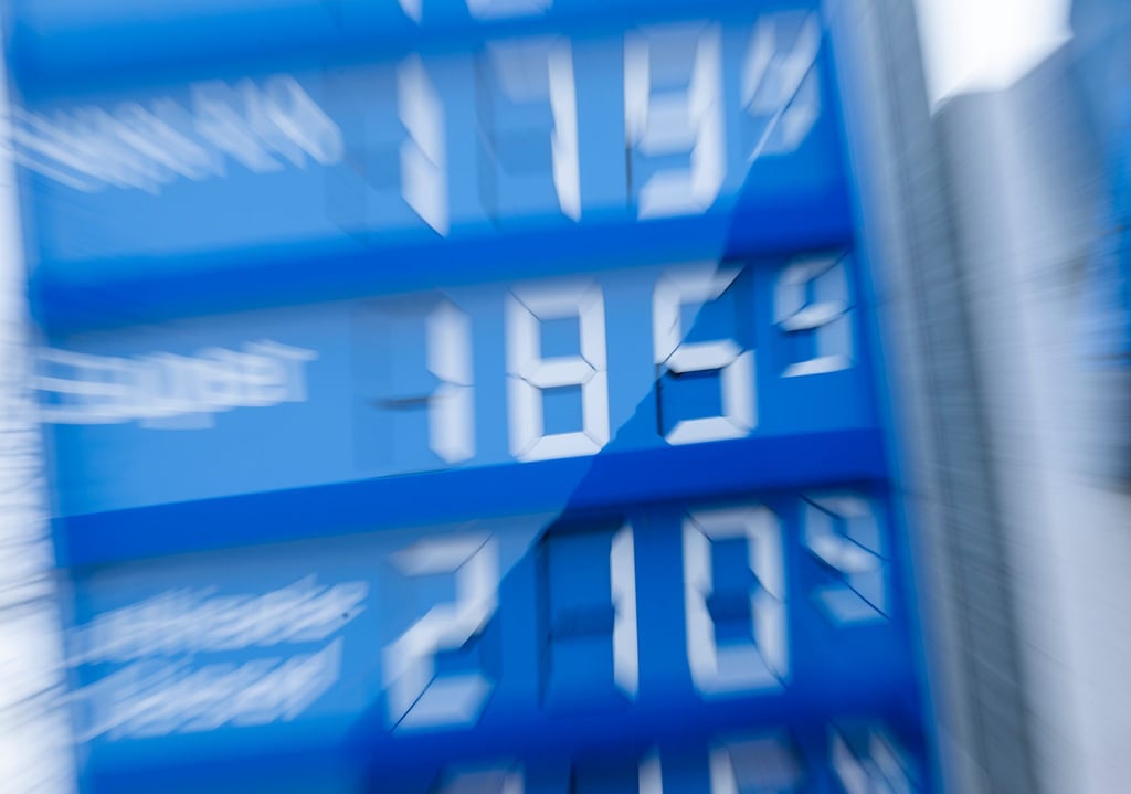 Der Konflikt im Nahen Osten lässt Spritpreise steigen: Durch Geschwindigkeitsreduzierung, richtigen Reifendruck und intelligentes Schalten kann man deutlich Kraftstoff sparen.