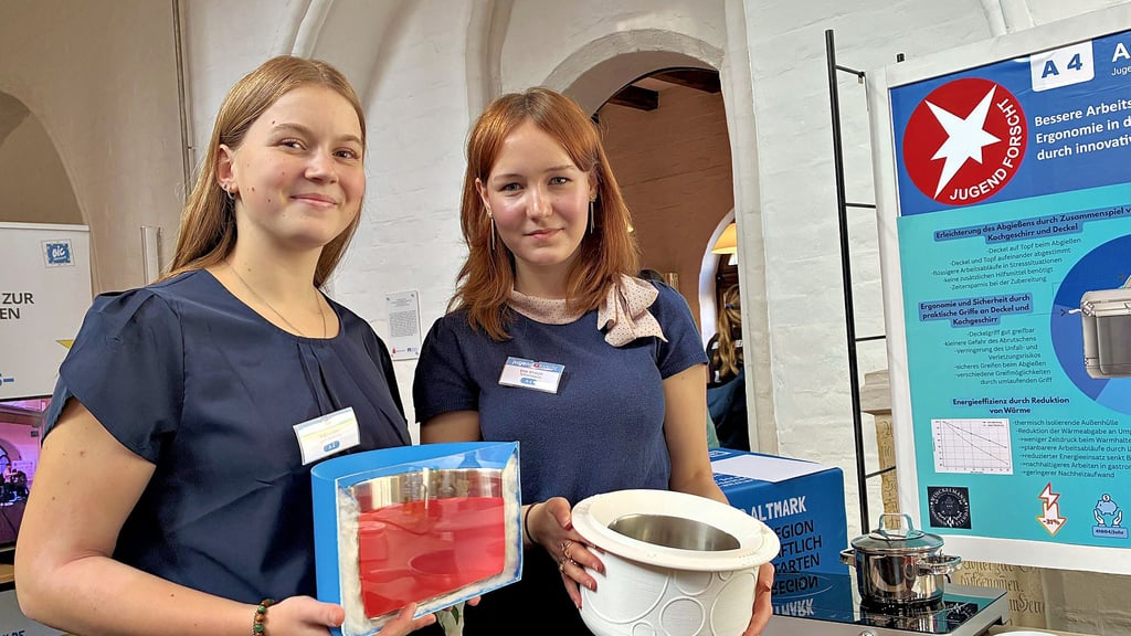 Zoé Leider (16, links) und Enie Knospe (15) vom Winckelmann-Gymnasium in Stendal präsentieren gedämmtes Kochgeschirr aus dem 3D-Drucker.