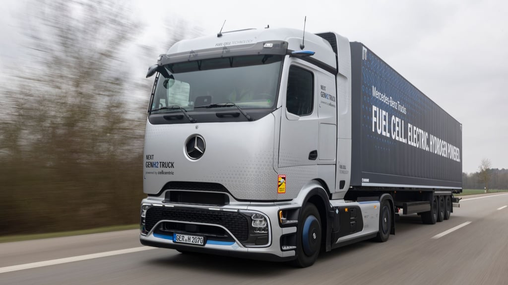 Große Reichweite für schwere Lasten: Daimlers NextGenH2-Truck fährt mit Wasserstoff statt Diesel und schafft mit vollen Tanks bis zu 1.000 Kilometer am Stück.