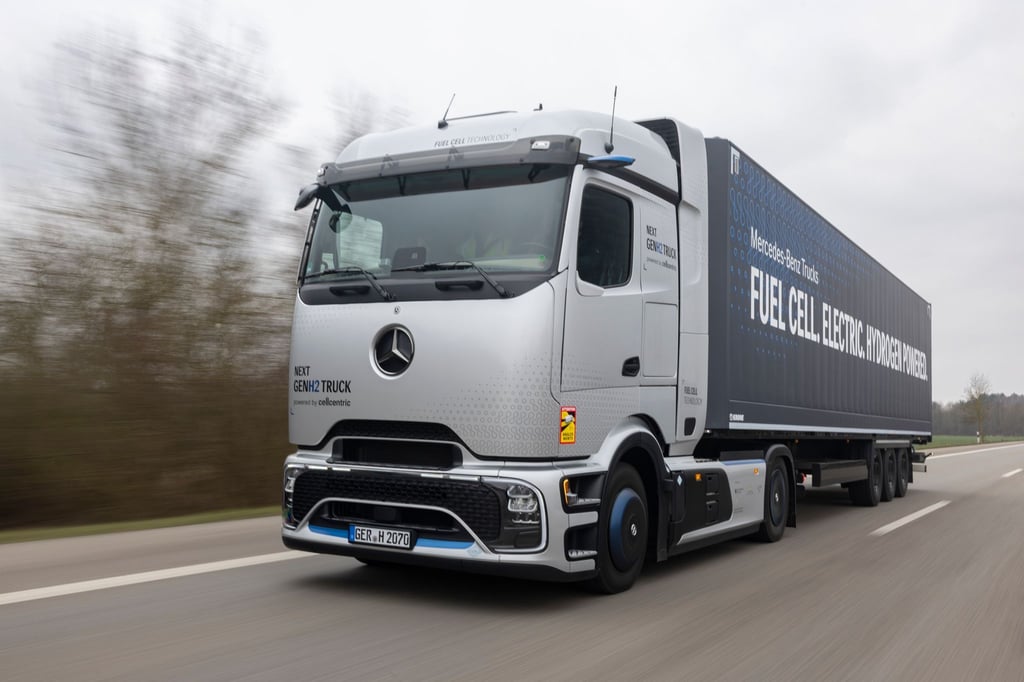 Große Reichweite für schwere Lasten: Daimlers NextGenH2-Truck fährt mit Wasserstoff statt Diesel und schafft mit vollen Tanks bis zu 1.000 Kilometer am Stück.