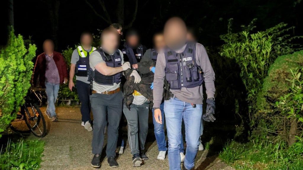 Der Verdächtige unmittelbar nach seiner Festnahme. (Archivbild)