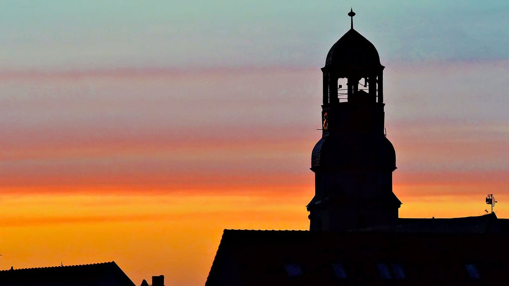 Nach dem Sonnenuntergang wird es dunkel für den Ascherslebener Rathausturm. Die Beleuchtung bleibt nachts weiter aus.