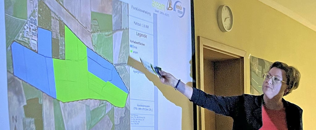 Planerin Angelika Kobold  erläutert Pläne für den Solarpark, der südöstlich von Uchtdorf gebaut werden soll.