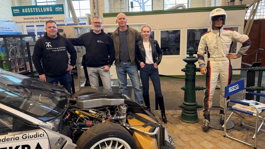 Im Technikmuseum Magdeburg gibt es eine neue Ausstellung. Gezeigt werden besondere Opel-Modelle. Das Leitungsduo des Museums, Christian Marlow (links) und Hajo Neumann (2.v.l.) haben diese Ausstellung zusammen mit dem Magdeburger Norman Zwernemann und Tochter Emily gestaltet. 