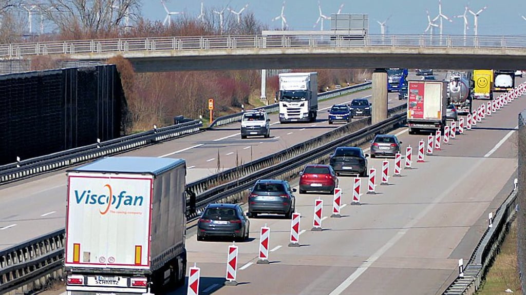 Zwischen Leuna und Bad Lauchstädt rollt der Verkehr nur einspurig. 