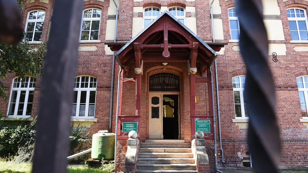 Im Backsteinbau in der Lindenstraße 16 in Osternienburg tagt der Gemeinderat des Osternienburger Landes.