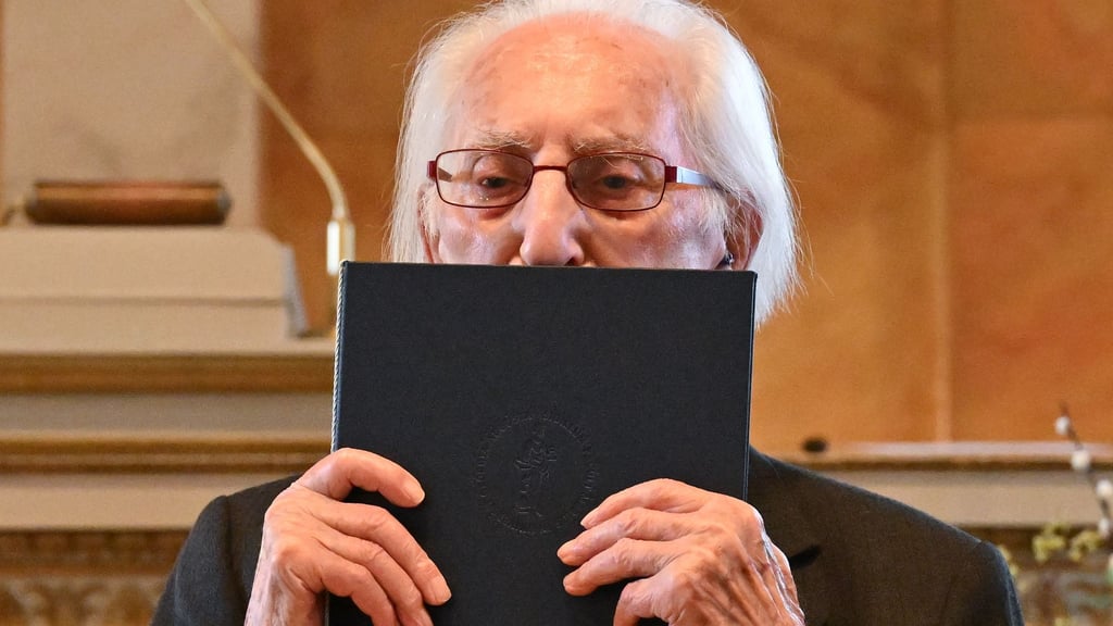 Mit einem Kuss nahm Leon Weintraub die Auszeichnung entgegen.