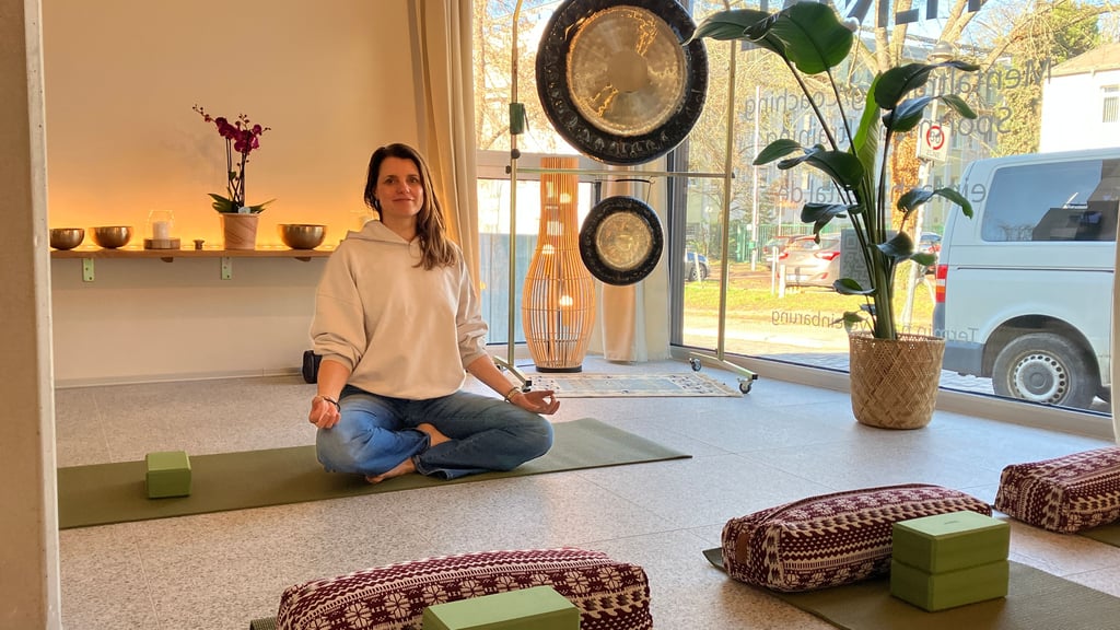 Tanja Fornalski möchte für eine leichte, herzliche Atmosphäre in ihrem neuen Yoga-Studio „Aura Yoga“ in der Seebener Straße 21 sorgen.