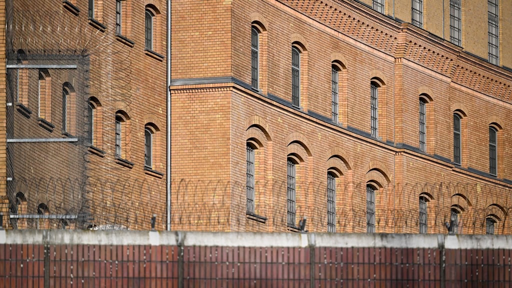 Der Zaun der Justizvollzugsanstalt (JVA) Moabit. (Archivbild)