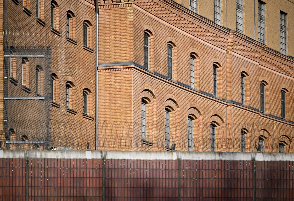 Der Zaun der Justizvollzugsanstalt (JVA) Moabit. (Archivbild)