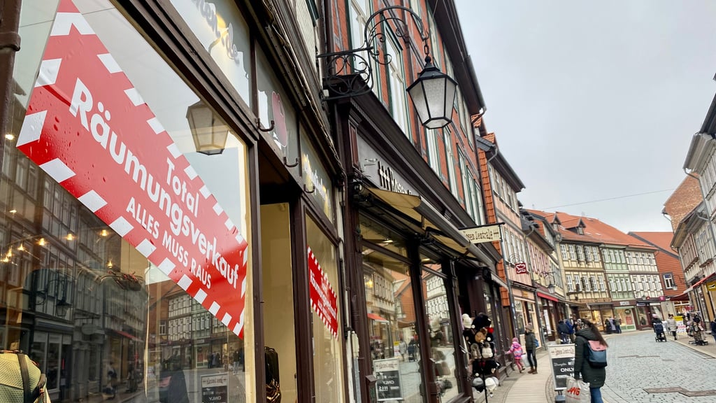 In Wernigerodes Westernstraße sind mehrere Geschäfte verwaist. Der Leerstand wird noch zunehmen: In mehreren Geschäften finden Räumungsverkäufe statt.