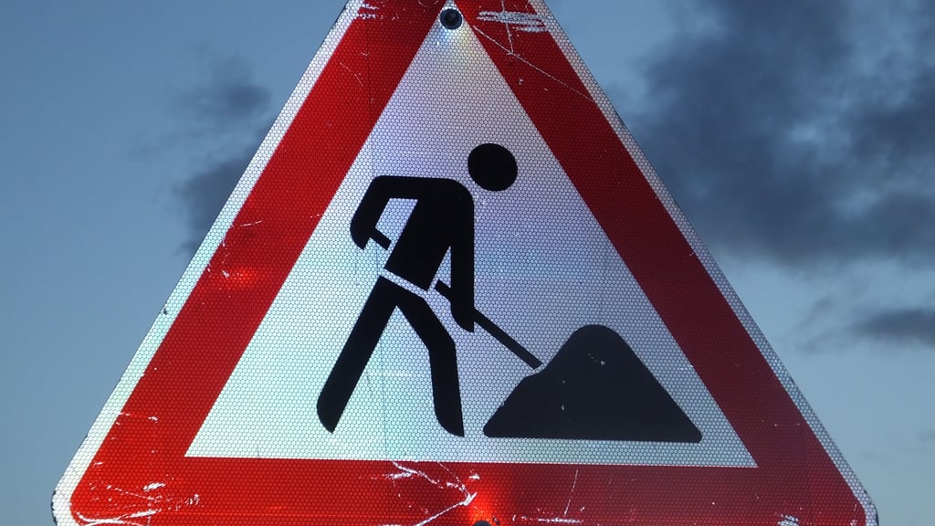 Ein Schild weist auf Bauarbeiten hin. Symbolfoto: Martin Rieß