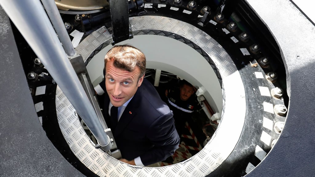 Frankreichs Präsident Emmanuel Macron steigt aus dem französischen Atom-U-Boot "Suffren". (Archivbild)