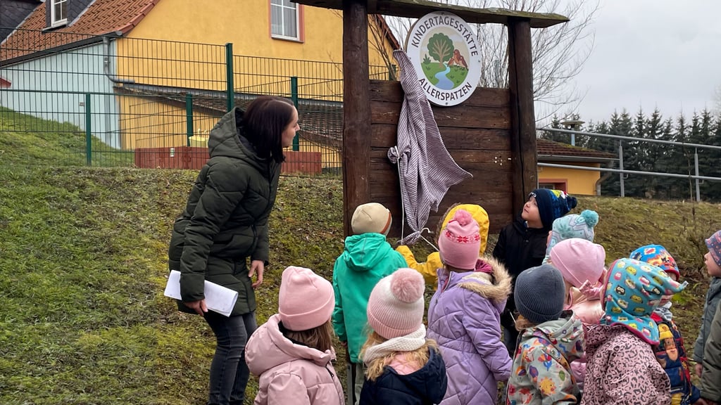 Spannender Moment: Das neue Logo der Kita „Allerspatzen“ wird feierlich enthüllt.