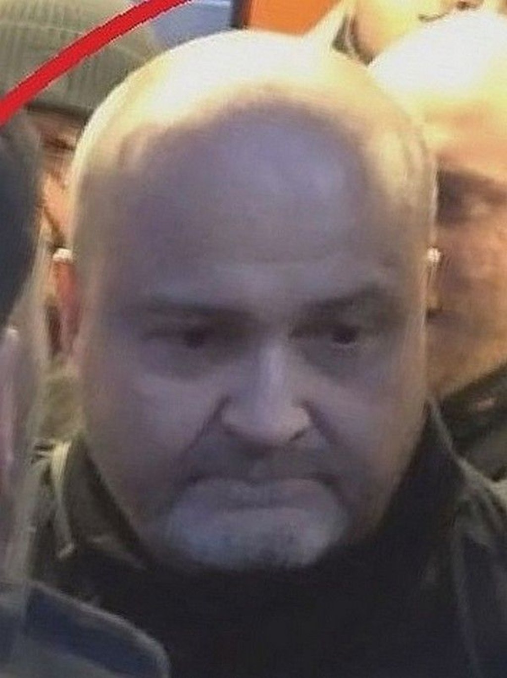 Laut Bundespolizei soll dieser Mann im Oktober 2024 nach einem Spiel zwischen HFC und FC Carl Zeiss Jena eine Dose auf Beamte geworfen haben.