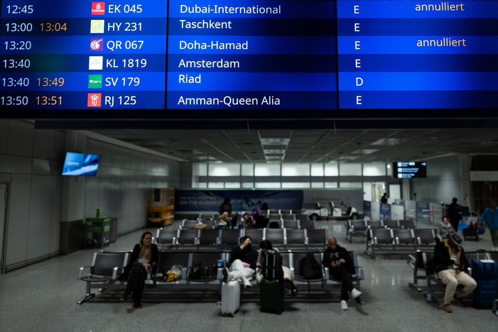 Vielerorts fallen viele Flüge aus, weil große Drehkreuze in der Golfregion nicht angeflogen werden können – so auch hier in Frankfurt.