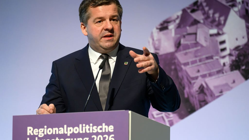 Ministerpräsident Sven Schulze (CDU) wirbt in Halle für mehr Tempo bei Reformen.