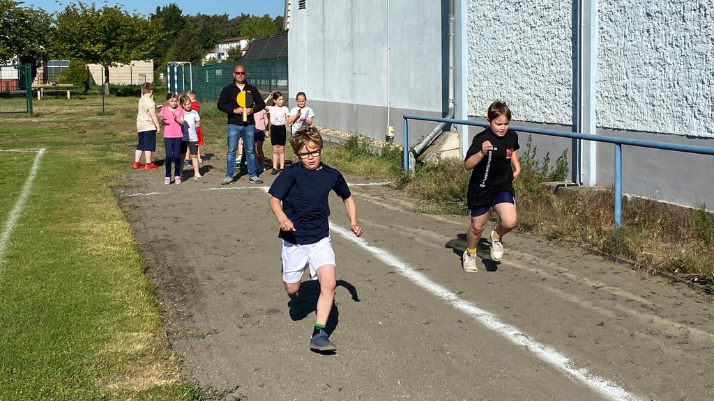 Von der alten Laufbahn am Sportplatz in Güsen ist nicht mehr viel übrig - das soll sich in diesem Jahr ändern.