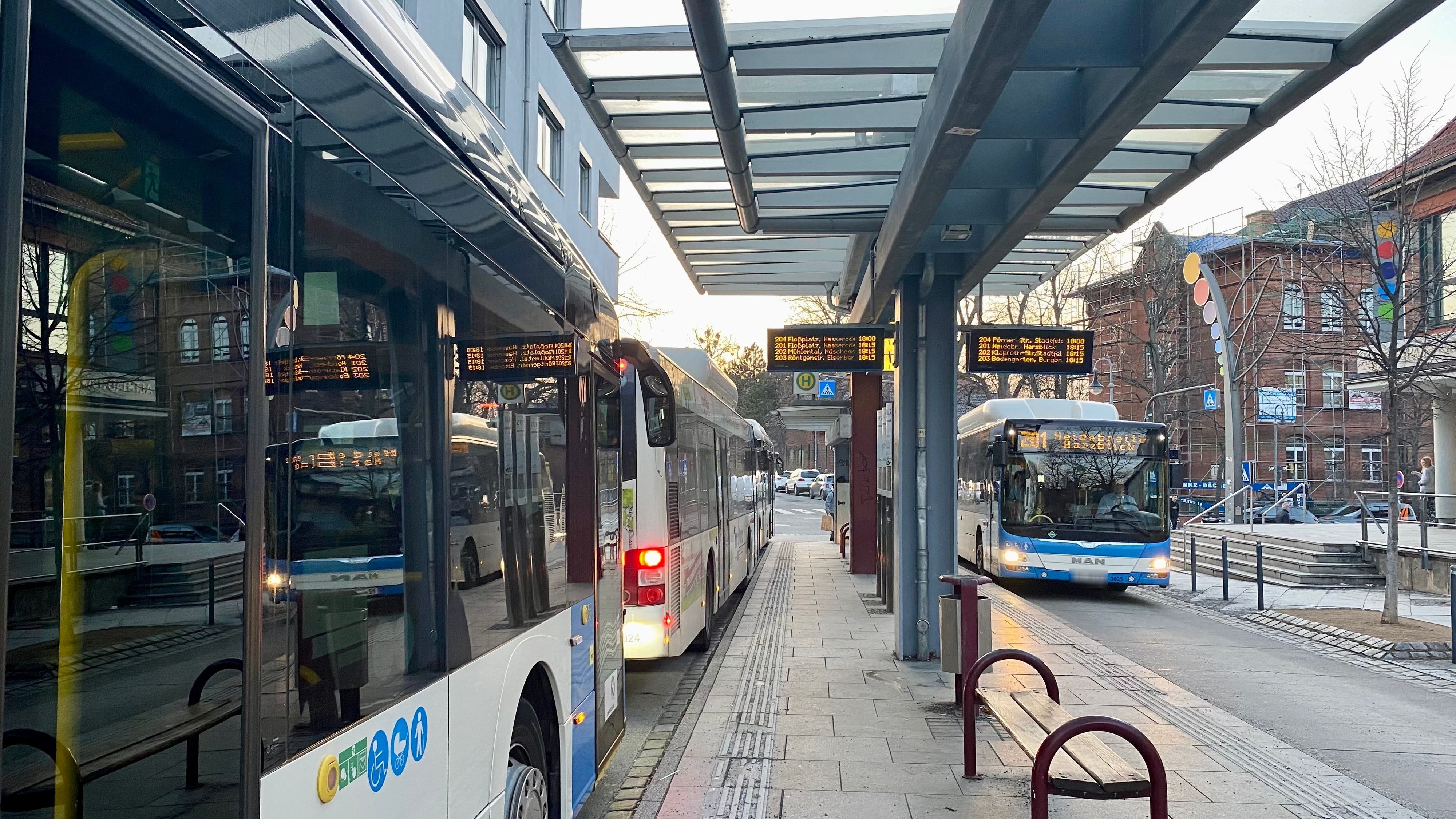 ÖPNV im Harz: Bus schon weg? HVB‑Tafeln sorgen für Verwirrung in Wernigerode – und bald für Klarheit