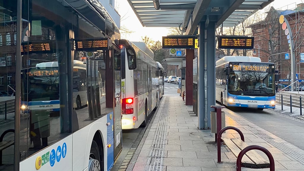 Die Anzeigetafeln an der Haltestelle Rendezvous mitten in Wernigerode stiften Verwirrung bei Bus-Fahrgästen der Harzer Verkehrsbetriebe.