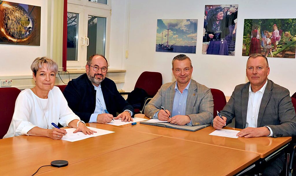 Köthens Oberbürgermeisterin Christina Buchheim (von links), der Bürgermeister der Stadt Südliches Anhalt, Thomas Schneider, Landrat Andy Grabner und Landkreisdezernent Andreas Rößler unterzeichnen die Vereinbarung. 