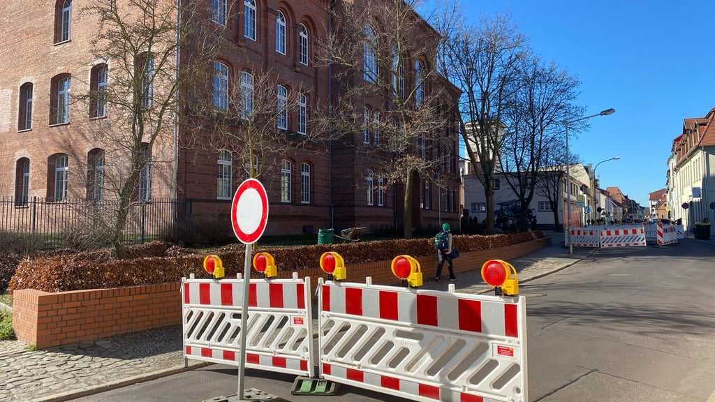 Die Brüderstraße ist aufgrund einer Baustelle vor dem Burger Roland-Gymnasium gesperrt.